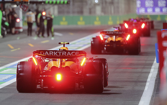 Vozy F1 vyráejí do kvalifikace o Velkou cenu Saúdské Arábie.