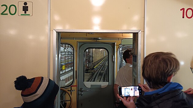 Výhled z kabiny historické soupravy metra ES