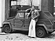 Americk herec James Caan ped vozidlem VW Typ 181 Kurierwagen