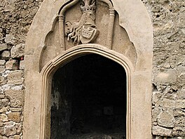 Starý boní vstup do hradu vroubí portál, který patí mezi cenné ukázky gotiky...