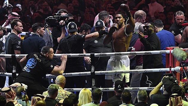 Boxer Anthony Joshua slav vhru nad Francisem Ngannouem v Rijdu.