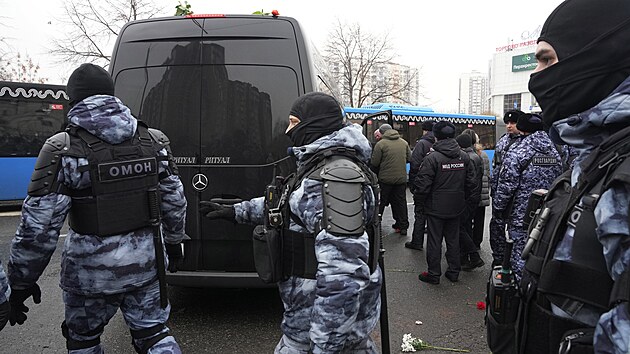 Policist hldaj u dodvky s rakv ruskho opozinho pedka Alexeje Navalnho ped chrmem v Moskv. (1. bezna 2024)