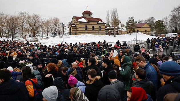 Lid se shromauj u Borisovskho hbitova bhem pohbu ruskho opozinho politika Alexeje Navalnho v Moskv. (1. bezna 2024)