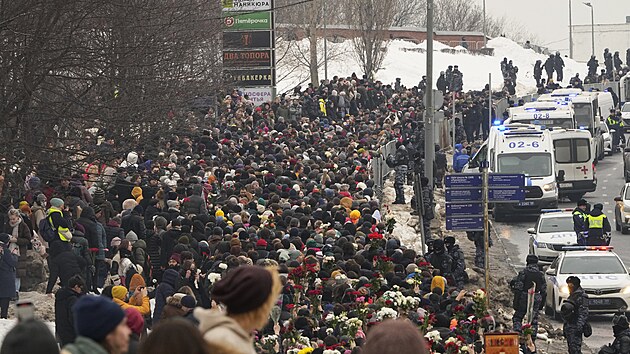 Lid jdou v Moskv smrem k Borisovskmu hbitovu, pot, co zde byl pohben opozin pedka Alexeje Navalnyj. (1. bezna 2024)
