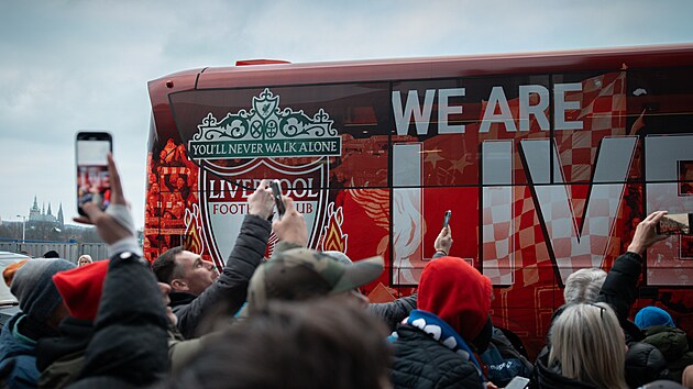 Fotbalist Liverpoolu pijdj na Letnou v klubovm autobusu.
