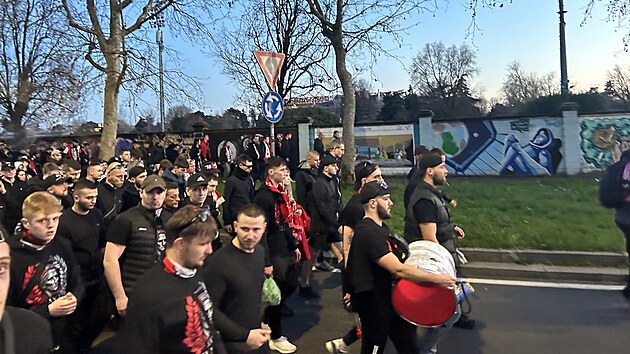 Slvistit fanouci na pochodu ke stadionu AC Miln.