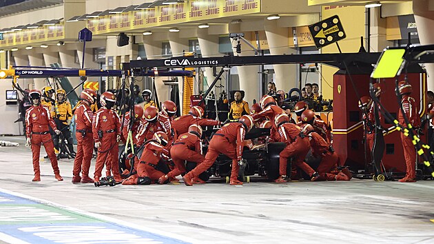 Carlos Sainz pi sv zastvce v boxech bhem Velk ceny Bahrajnu