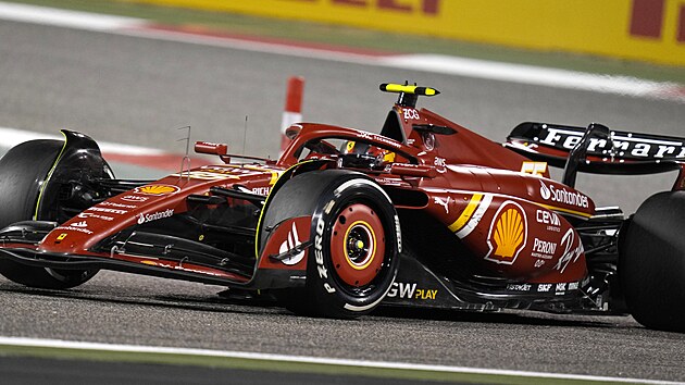 Carlos Sainz na trati Velk ceny Bahrajnu