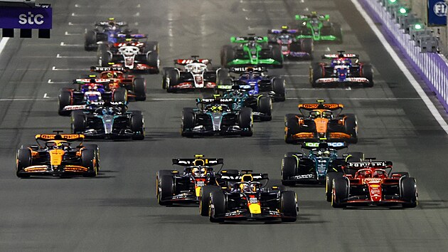 Start Velk ceny formule 1 v Saudsk Arbii. Na prvn pozici Max Verstappen v Red Bullu.