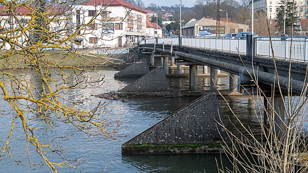 Most v Napajedlch je v havarijnm stavu a vyaduje kompletn opravu. Kvli tomu bude od zatku bezna zcela uzaven. Pro vekerou dopravu i pro p budou platit objzdn trasy. Dokonen je naplnovan na jen 2025. (nor 2024)