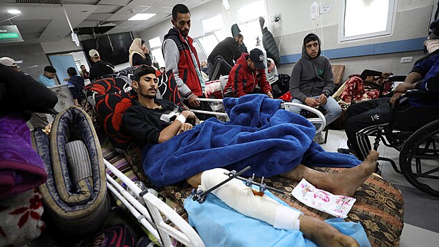 Palestinci zrann bhem incidentu u humanitrnho konvoje v Gaze le v tamn nemocnici fa. (1. bezna 2024)