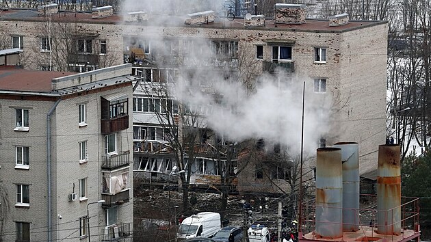 V ruskm Petrohradu se po explozi ztila st domu. Na msto vyrazili hasii, zchrani i policist. (2. bezna 2024)