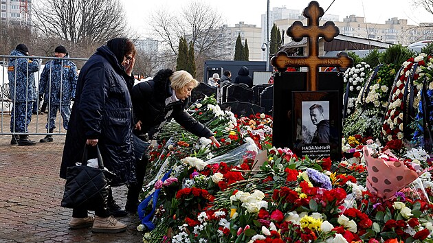 Lid v Moskv pichzeli ke hrobu zesnulho opozinho politika Alexeje Navalnho. Byla mezi nimi i Navalnho matka Ljudmila, kter pila v doprovodu matky manelky Navalnho Julije. (2. bezna 2024)