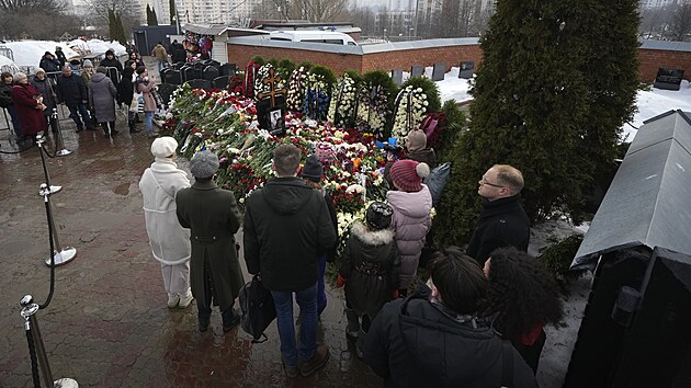 Lid v Moskv pichzeli ke hrobu zesnulho opozinho politika Alexeje Navalnho. (2. bezna 2024)