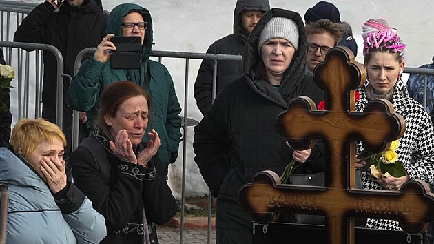 Lid v Moskv pichzeli ke hrobu zesnulho opozinho politika Alexeje Navalnho. (2. bezna 2024)