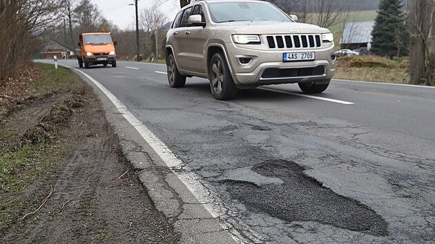 Takové díry jsou po letošní zimě na silnici u Města Albrechtice ve směru na Holčovice.