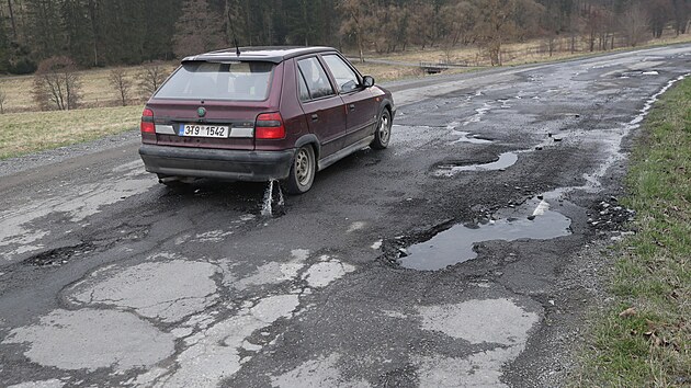 Jízda po silnici mezi Holčovicemi a Karlovicemi na Bruntálsku je náročná.