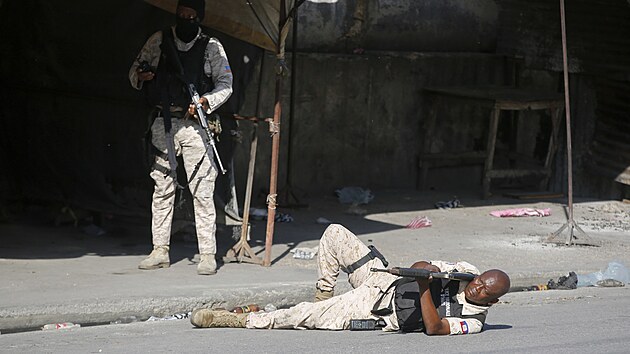 Policist na Haiti bojuj proti zloineckm gangm (3. bezna 2024)