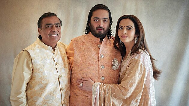 Mukeš Ambani a Nita Ambaniová se synem Anantem (Gudžarát, 2. března 2024).