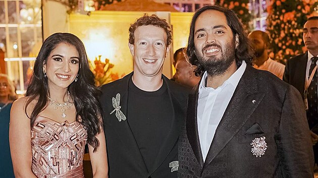 Anant Ambani se snoubenkou Radhikou Merchantovou a Facebook CEO Mark Zuckerberg (Gudžarát, 2. března 2024)