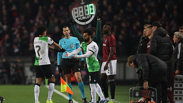 Opora Liverpoolu Mohamed Salah pichz do hry v utkn se Spartou.