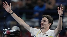 Francouzský tenista Ugo Humbert slaví titul v Dubaji.