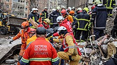 Záchranái v Odse odnáejí tlo z obytné budovy, která byla tce pokozena...