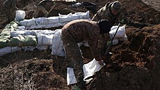 Ukrajintí vojáci pipravují pytle se zeminou na stavbu opevnní nedaleko msta...