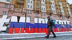 Ruská vlastenecká instalace ped hlavní budovou velvyslanectví USA v Moskv....