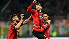 Fotbalisté AC Milán se radují z gólu proti Slavii.
