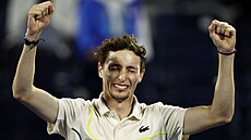 Francouzský tenista Ugo Humbert se raduje z vítzství na turnaji v Dubaji.