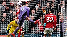 Liverpoolský útoník Darwin Nunez skóruje v utkání proti Nottinghamu.