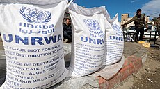Vysídlení Palestinci ekají na pomoc OSN na jihu pásma Gazy. (7. bezna 2024)