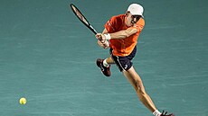 Australský tenista Alex de Minaur hraje bekhend ve finále turnaje v Acapulcu.