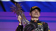 Max Verstappen z Red Bullu s trofejí pro vítze Velké ceny Saudské Arábie