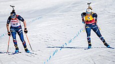 Ingrid Tandrevoldová (vpravo) a Julia Simonová dojídí do cíle sprintu v...
