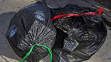 Pytle s odpadky na chodnících v New Yorku (2. prosince 2022)
