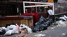 Pytle s odpadky na chodnících v New Yorku (2. ledna 2023)
