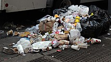 Pytle s odpadky na chodnících v New Yorku (19. záí 2023)