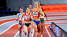 Nizozemka Lieke Klaverová (v popedí) si hlídá vedení v rozbhu na 400 metr,...