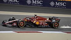 Charles Leclerc z Ferrari v kvalifikaci Velké ceny Bahrajnu F1.