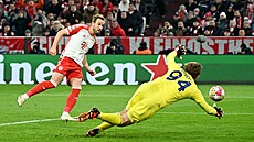 Harry Kane z Bayernu stílí dalí gól svého týmu do sít Lazia.
