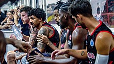 Basketbalisté Varese debatují na lavice.