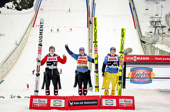 RAKOUSKÉ STUPN VÍTZ. Zleva: Daniel Tschofenig, Stefan Kraft a Jan Hörl.