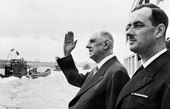 Philippe de Gaulle (vpravo) na snímku se svým otcem Charlesem de Gaullem z roku...