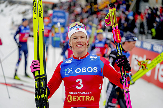 Norský bec na lyích Johannes Hösflot Klaebo po výhe v závod na 50 km bhem...