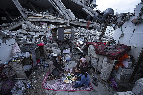 Palestinská rodina v Rafáhu poruila svj pst pi muslimském svátku ramadánu...