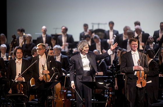 Dirigent Kent Nagano a lenové Dráanského festivalového orchestru a souboru...