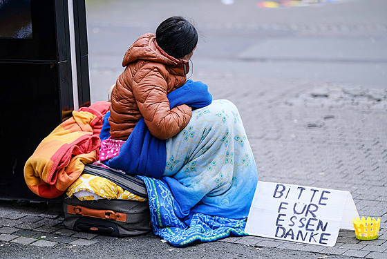 Bezdomovkyn na ulici nmeckého Düsseldorfu (15. bezna.2024)