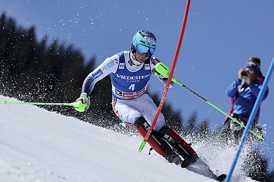 Norský lya Timon Haugan jede slalom v Saalbachu.